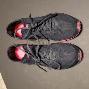 Reebok Sueded Black Hot Pink running walking shoes size 7 5 women