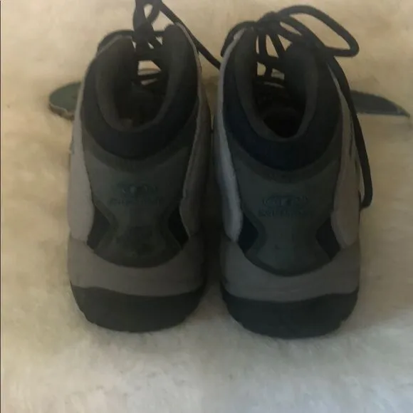 Salomon hiking boots 6.5 (1494)