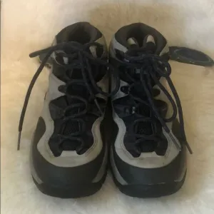 Salomon hiking boots 6.5 (1494)