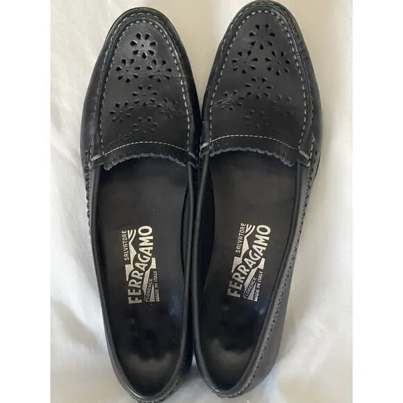 Salvatore Ferragamo Black Leather Flats 8.5 2A  Fits‎ More Like 7-7.5