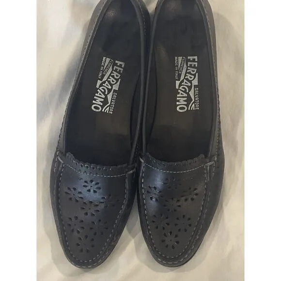 Salvatore Ferragamo Black Leather Flats 8.5 2A  Fits‎ More Like 7-7.5