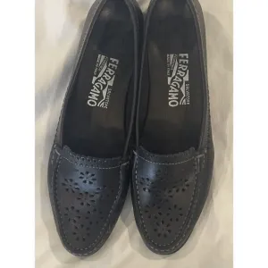 Salvatore Ferragamo Black Leather Flats 8.5 2A  Fits‎ More Like 7-7.5