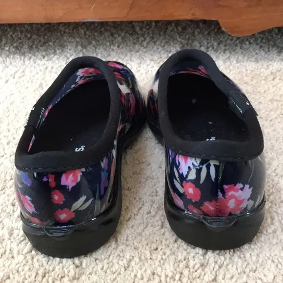 Sloggers SZ 8,black floral waterproof clogs with comfort insole.