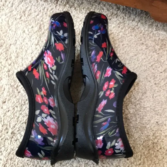 Sloggers SZ 8,black floral waterproof clogs with comfort insole.