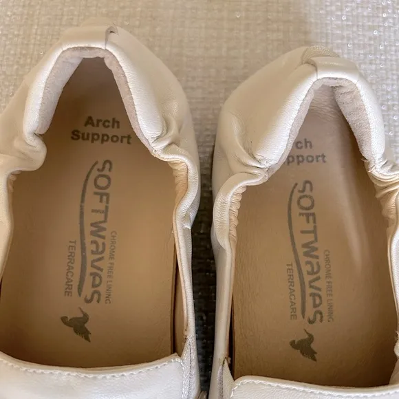 Softwaves Gali Loafer Creme Cream with Link Accents size 7  7.5
