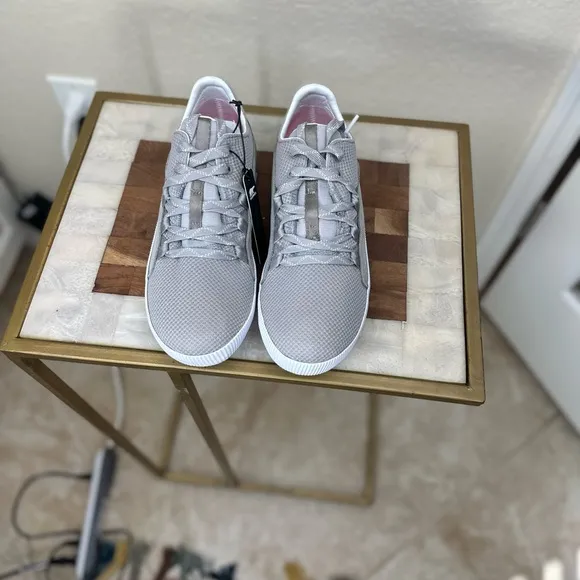 Sorel size‎ 6.5 NWT no orginal box Out and about plus sneakers