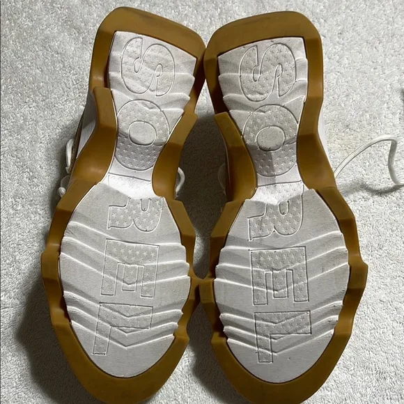 Sorel White and Tan Sneakers 👟 Size 10 Womans