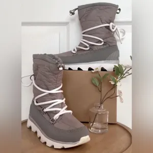 SOREL ~ Women’s Gray and White Winter/Snow Lace-Up Boots w/Fleece Lining size 8