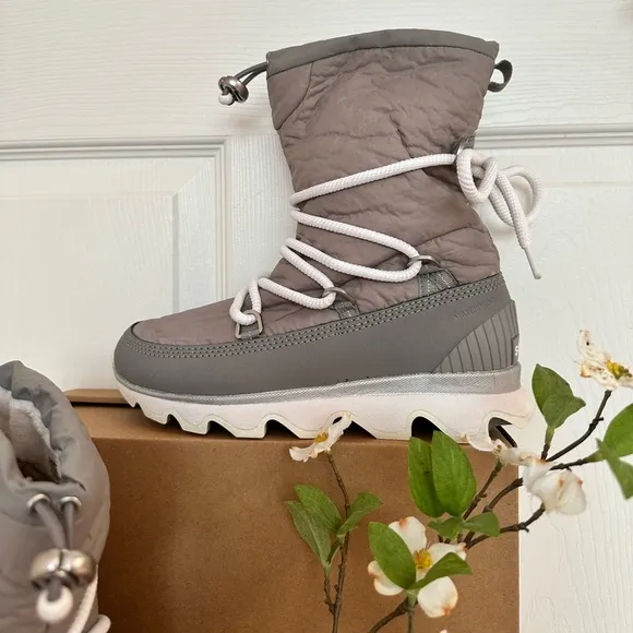 SOREL ~ Women’s Gray and White Winter/Snow Lace-Up Boots w/Fleece Lining size 8