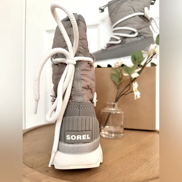 SOREL ~ Women’s Gray and White Winter/Snow Lace-Up Boots w/Fleece Lining size 8