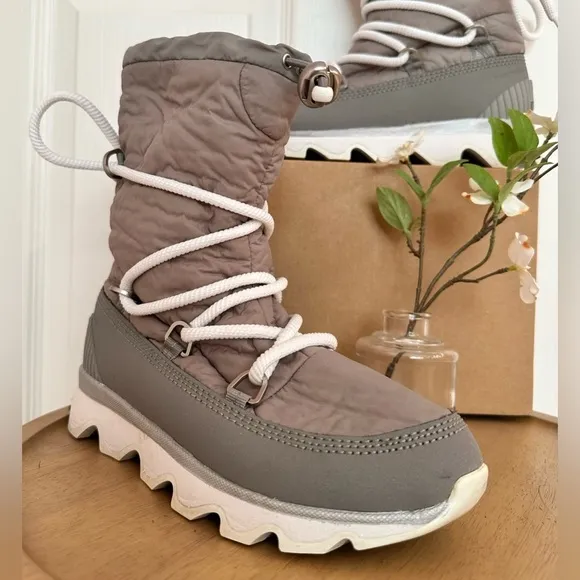 SOREL ~ Women’s Gray and White Winter/Snow Lace-Up Boots w/Fleece Lining size 8