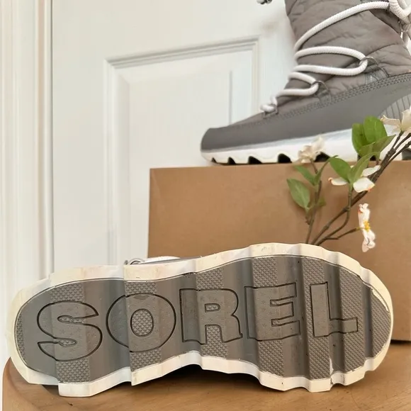 SOREL ~ Women’s Gray and White Winter/Snow Lace-Up Boots w/Fleece Lining size 8