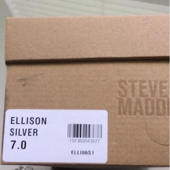 Steve Madden Ellison Silver Wm Sz (right shoe)  6.5 (left shoe 7) Black/Silver