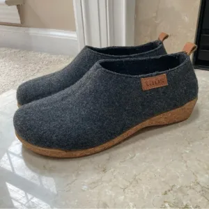 Taos Footwear Wonderwool Clog Slip On Shoes in Charcoal, Size EU 39/US 8-8.5