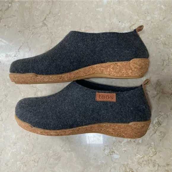 Taos Footwear Wonderwool Clog Slip On Shoes in Charcoal, Size EU 39/US 8-8.5
