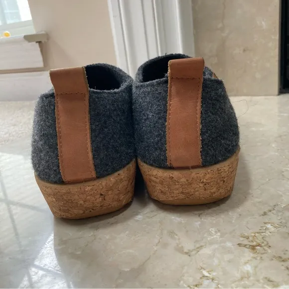 Taos Footwear Wonderwool Clog Slip On Shoes in Charcoal, Size EU 39/US 8-8.5