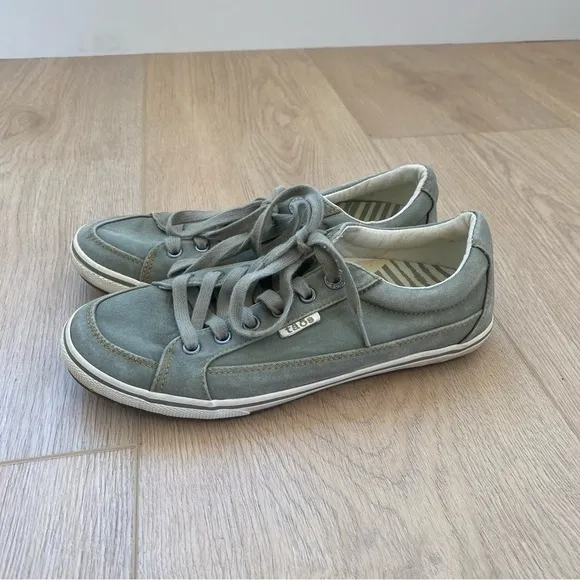 Taos Moc Star Size 7.5 Distressed Sage Canvas Sneakers