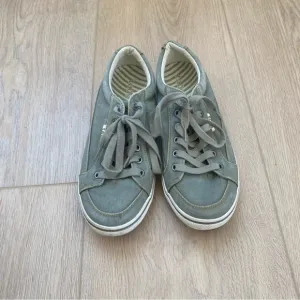 Taos Moc Star Size 7.5 Distressed Sage Canvas Sneakers