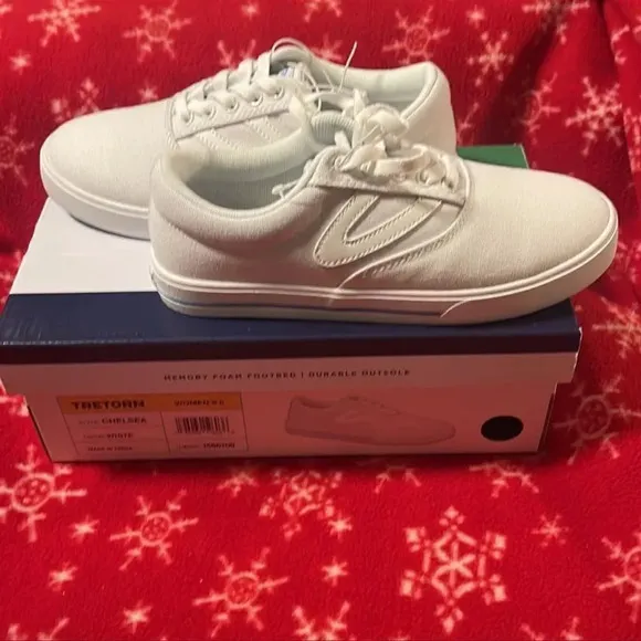 Tretorn Chelsea White Canvas Memory Foam  sneakers  size 7