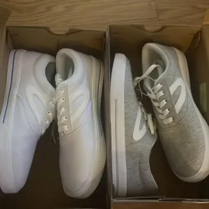 Tretorn Chelsea White Canvas Memory Foam  sneakers  size 7