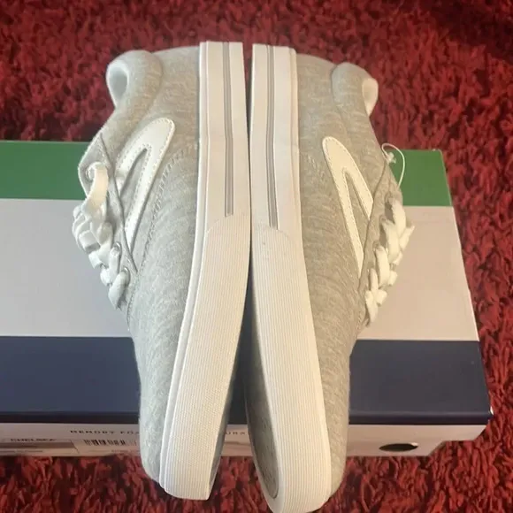 Tretorn Chelsea White Canvas Memory Foam  sneakers  size 7