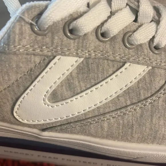 Tretorn Chelsea White Canvas Memory Foam  sneakers  size 7