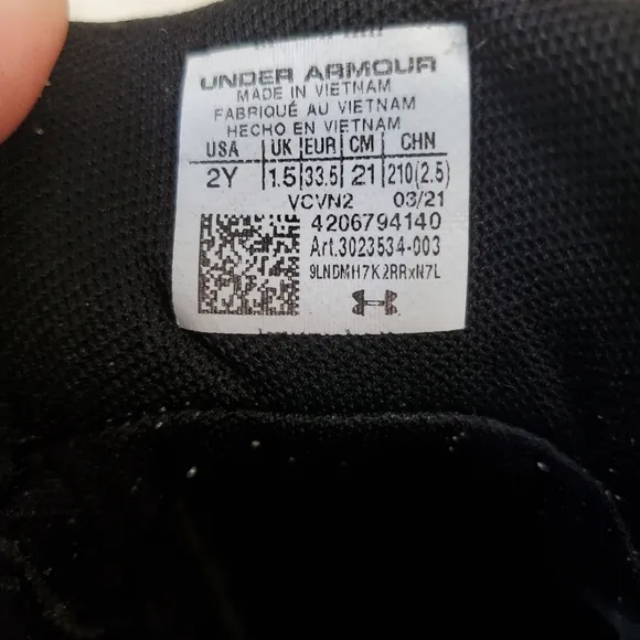 UNDER ARMOUR|Boys black sneakers| size 2y