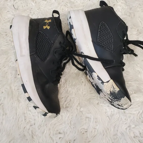 UNDER ARMOUR|Boys black sneakers| size 2y