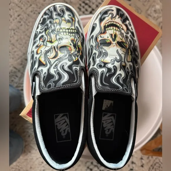 VANS Classic Slip On Sneakers Flame Skull Canvas Men's Sz8.5/ Skate VN0009Q7BMX