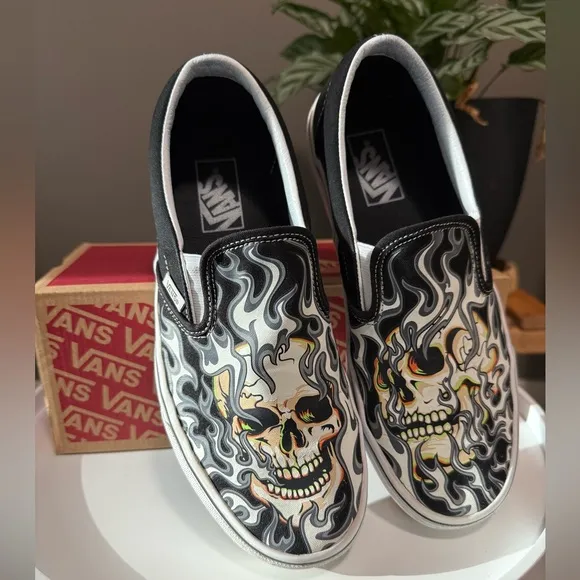 VANS Classic Slip On Sneakers Flame Skull Canvas Men's Sz8.5/ Skate VN0009Q7BMX