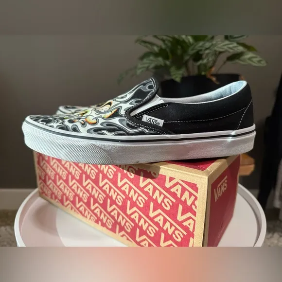 VANS Classic Slip On Sneakers Flame Skull Canvas Men's Sz8.5/ Skate VN0009Q7BMX