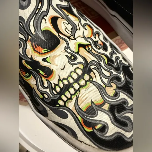 VANS Classic Slip On Sneakers Flame Skull Canvas Men's Sz8.5/ Skate VN0009Q7BMX