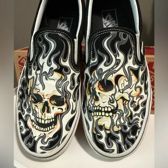 VANS Classic Slip On Sneakers Flame Skull Canvas Men's Sz8.5/ Skate VN0009Q7BMX