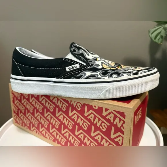VANS Classic Slip On Sneakers Flame Skull Canvas Men's Sz8.5/ Skate VN0009Q7BMX