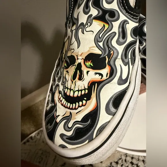 VANS Classic Slip On Sneakers Flame Skull Canvas Men's Sz8.5/ Skate VN0009Q7BMX