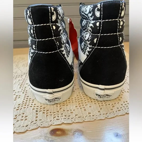 Vans Men’s Sk8- Hi Bandana Skulls Black New without a box