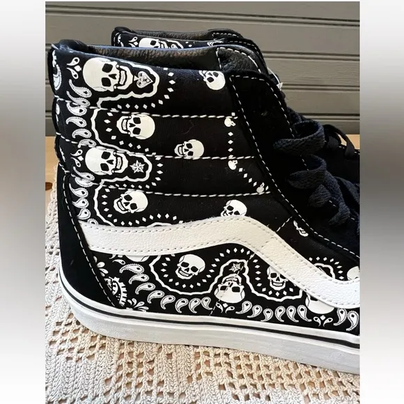 Vans Men’s Sk8- Hi Bandana Skulls Black New without a box