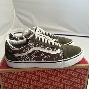 Vans Old School Peace Paisley Grape Leaf green and white low skate sneakers