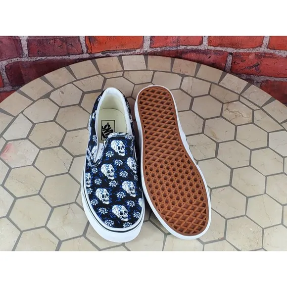 Vans Slip On Flash Skulls Black Blue White  Size US 9 Men VN0A4U381HJ New