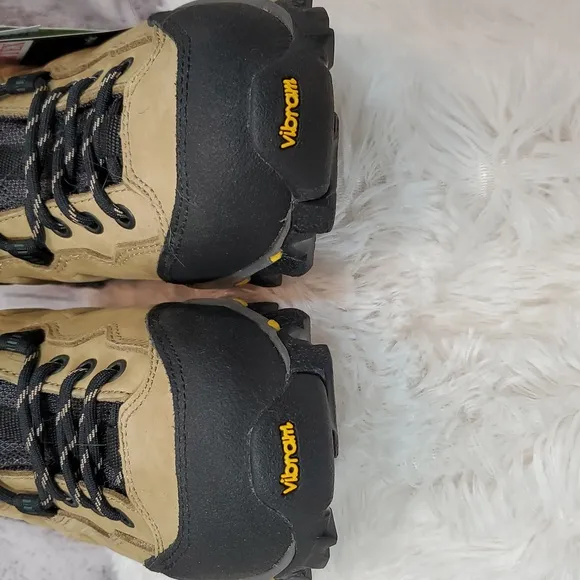 Vasque Vibram Tan and Black Women's Hiking Boots Size 8.5 NWOT