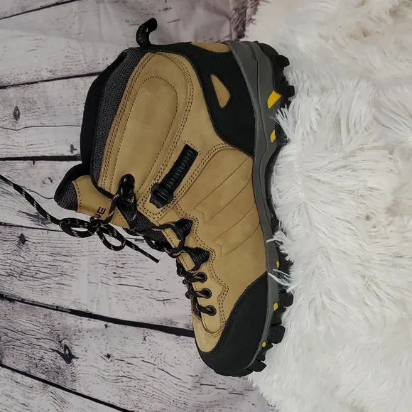 Vasque Vibram Tan and Black Women's Hiking Boots Size 8.5 NWOT