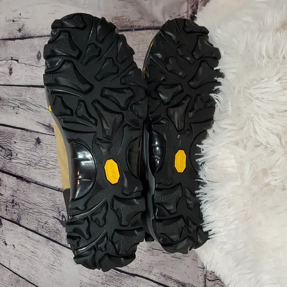 Vasque Vibram Tan and Black Women's Hiking Boots Size 8.5 NWOT
