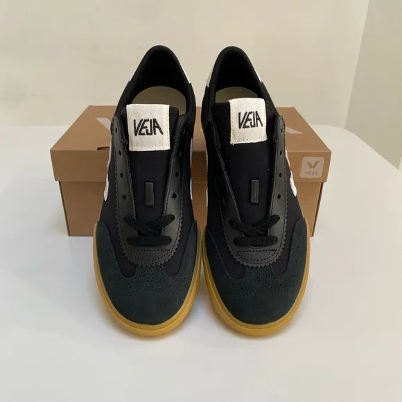 Veja Volley Canvas Sneaker in Black/White/Natural sz 39EU/8US New in Box