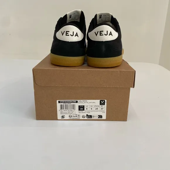 Veja Volley Canvas Sneaker in Black/White/Natural sz 39EU/8US New in Box
