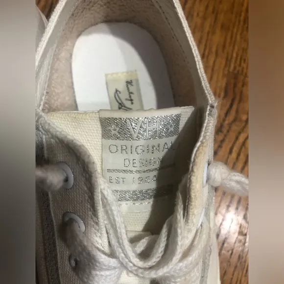 Vintage Havana White Canvas Sneakers with Star Detail Sz 7.5