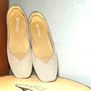 VIVAIA Women's Cream Comfy Walking Flats