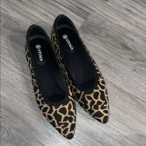 Vivaia Women's Leopard Print Flats Sz 40.5 *Gorgeous* EUC