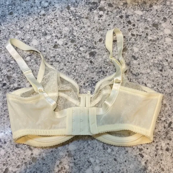 Wacoal bundle of 3 bras underwire support all size 32 D. All in like new