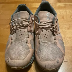 Waterproof OnCloud running shoes size 6.5 reflective EUC