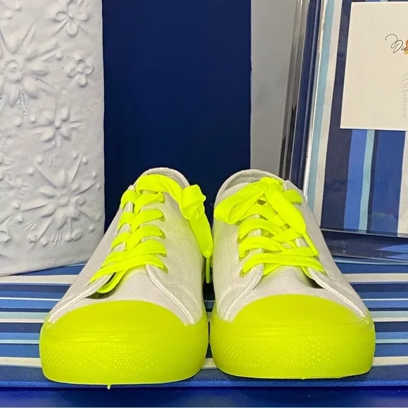 White neon yellow canvas lace up low top sneakers bamboo Sz 10